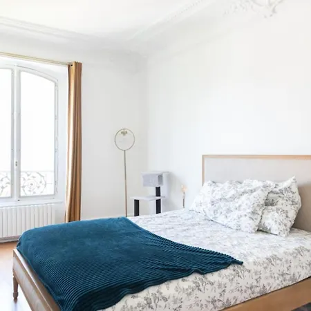 Large Bright Cocoon With Eiffel Tower View * 파리
